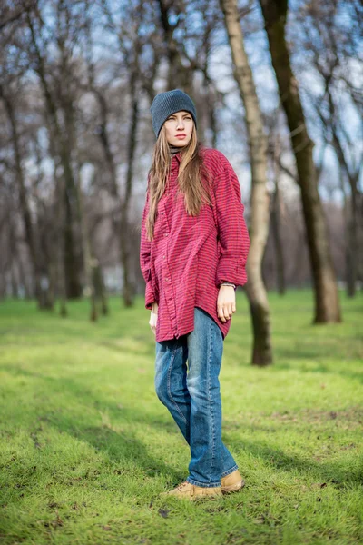 Young teenage woman in spring park — Stock Photo, Image