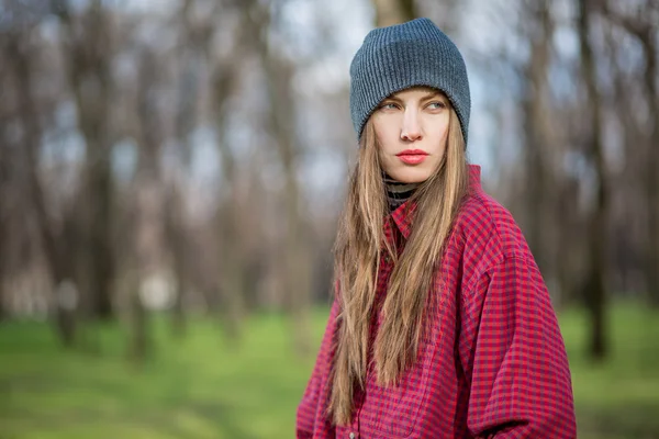 Jonge vrouw outdoor portret — Stockfoto