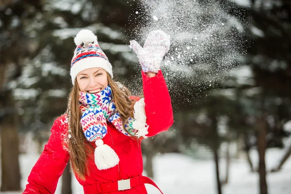 Güzel genç kız ile kar oynarken — Stok fotoğraf