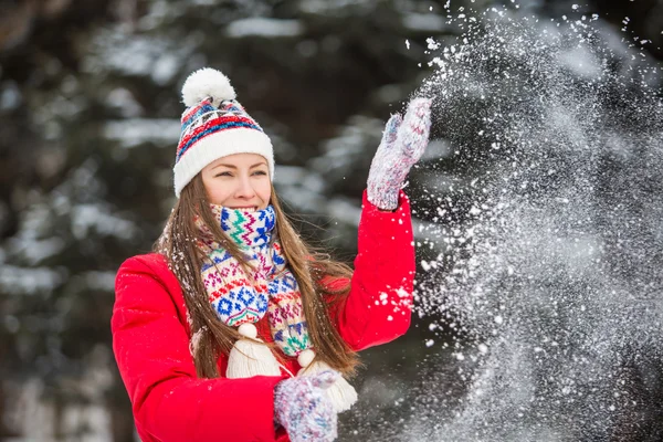 Młoda kobieta zabawa w winter park — Zdjęcie stockowe