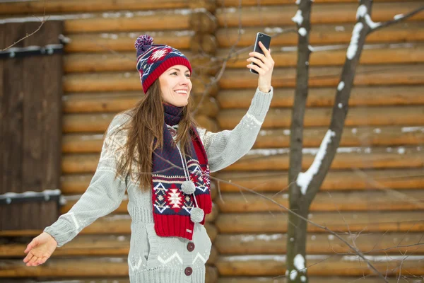 Hezká mladá žena pomocí mobilního telefonu venkovní — Stock fotografie