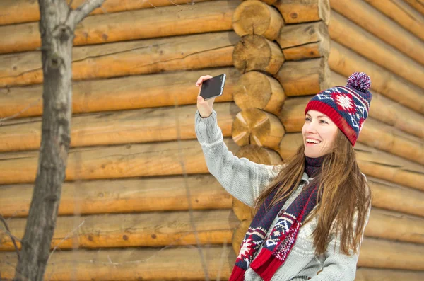Красивая молодая женщина с мобильного телефона на открытом воздухе — стоковое фото