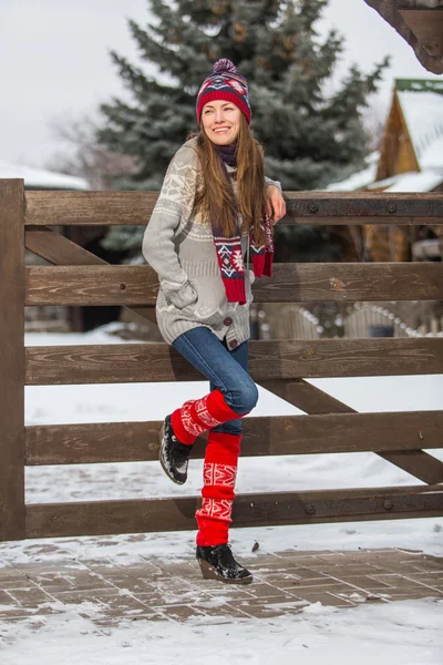 Jovem mulher atraente no inverno ao ar livre — Fotografia de Stock