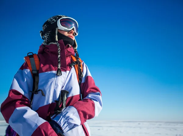 Mutlu uzun yürüyüşe çıkan kimse, kışın açık havada traveler — Stok fotoğraf