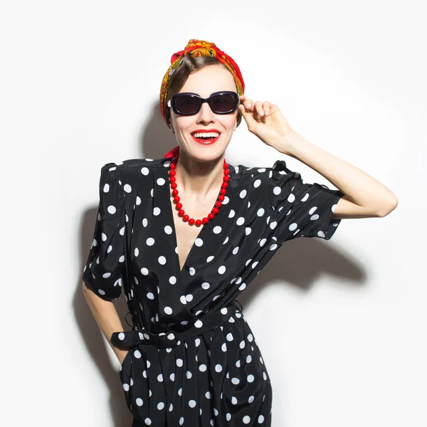 Mode vrouw in zonnebril en retro sjaal — Stockfoto