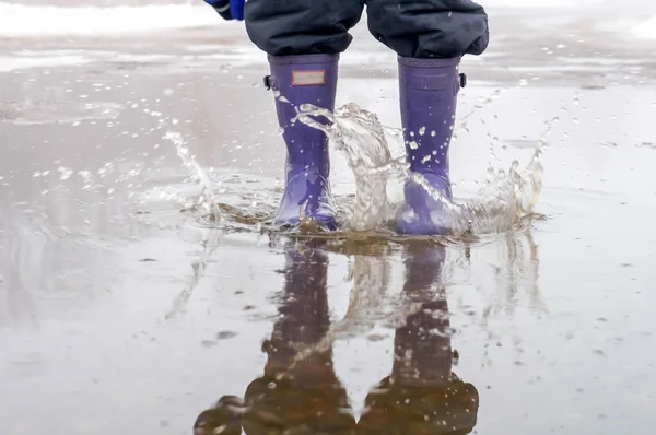 Jumping in a puddle — Stock Photo, Image