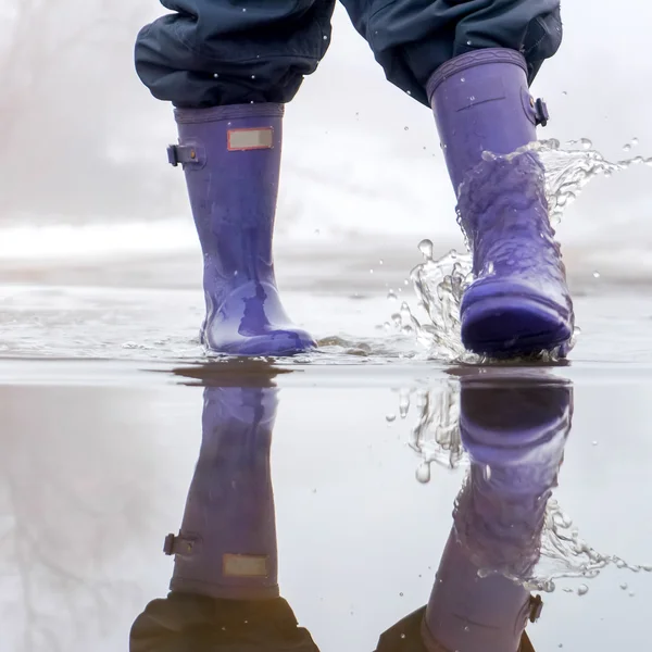 Jumping in a puddle — Stock Photo, Image