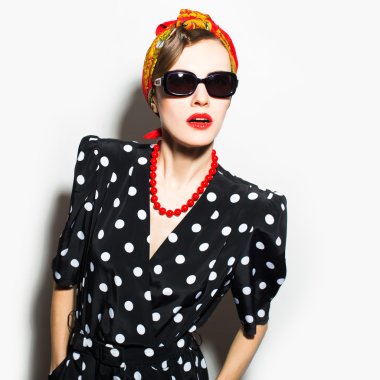 güneş gözlüğü ve eşarp kadın moda