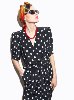 gözlük retro elbise giyen kadın moda