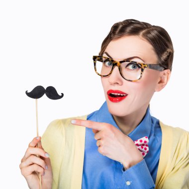 sahte bıyık ile şirin kız