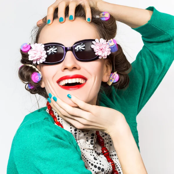 Skönhet flicka stående med roliga solglasögonομορφιά κορίτσι πορτρέτο με αστεία γυαλιά ηλίου — Stockfoto