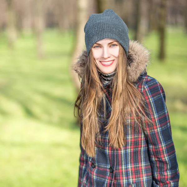 Gelukkig jonge vrouw genieten van vroeg in de lente zon — Stockfoto