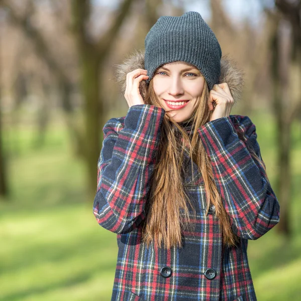 Felice giovane donna godendo del sole all'inizio della primavera — Foto Stock