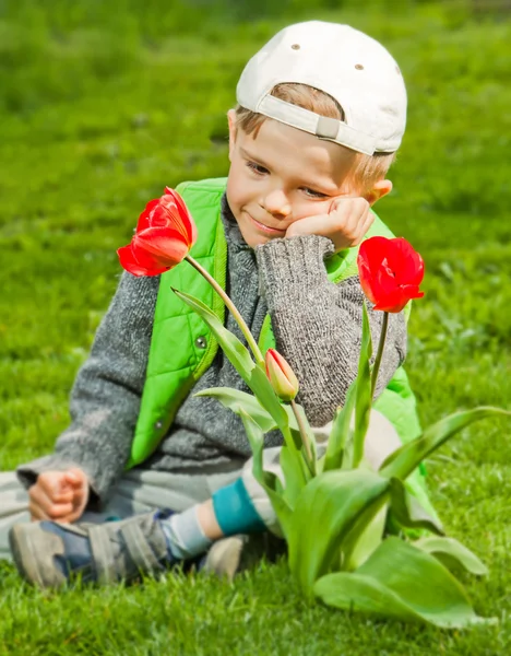 微笑的男孩，与春天的花朵 — 图库照片
