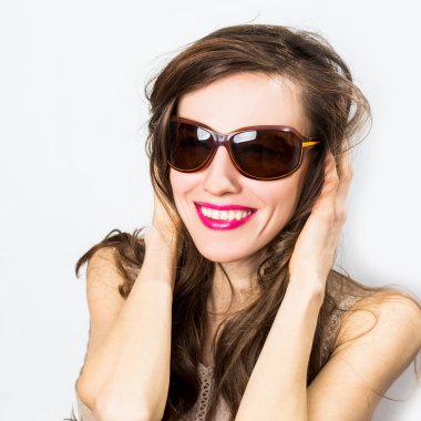 mutlu kadın güneş gözlüğü