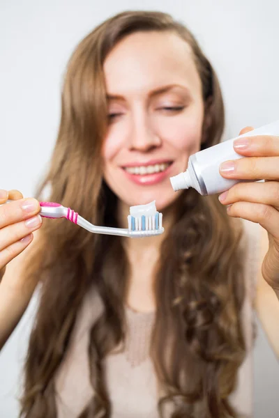 Ritratto di bella donna con spazzolino da denti — Foto Stock
