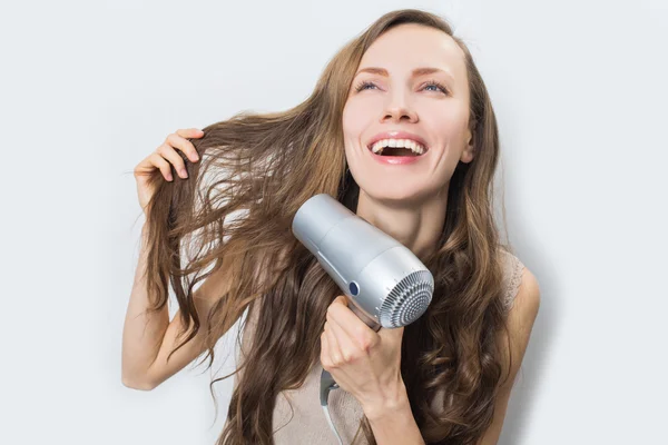 Femme heureuse avec sèche-cheveux — Photo