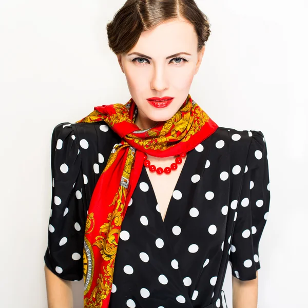 Модная женщина с шарфом — стоковое фото