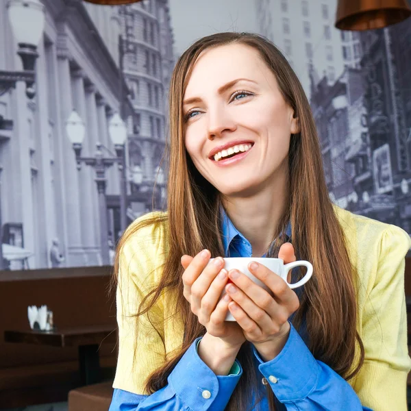 Giovane donna con una tazza di tè — Foto Stock