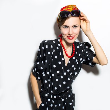 siyah elbiseli güneş gözlüğü takmış bir modeldir