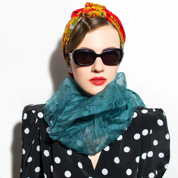 Fashion woman in scarf and sunglasses — Stock Photo, Image