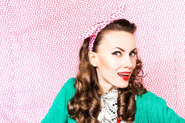 genç esmer kadın parlak renkli giyim