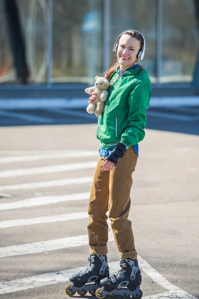 Jovem feliz desfrutar de patinação rolo rollerbalding em patins em linha — Fotografia de Stock