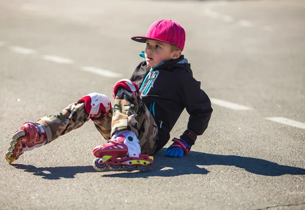 Kleine jongen op rollerblade — Stockfoto