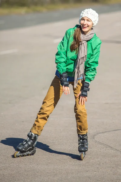 Patinage femme avec patins à roulettes — Photo