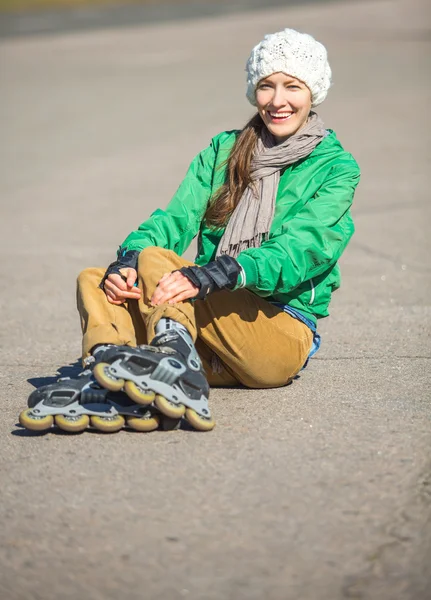 幸せな若い女の子を楽しむローラー スケート rollerbalding — ストック写真