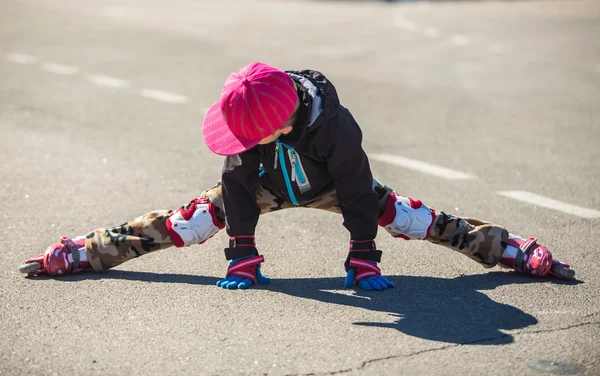 Bonito menino rolo blading — Fotografia de Stock