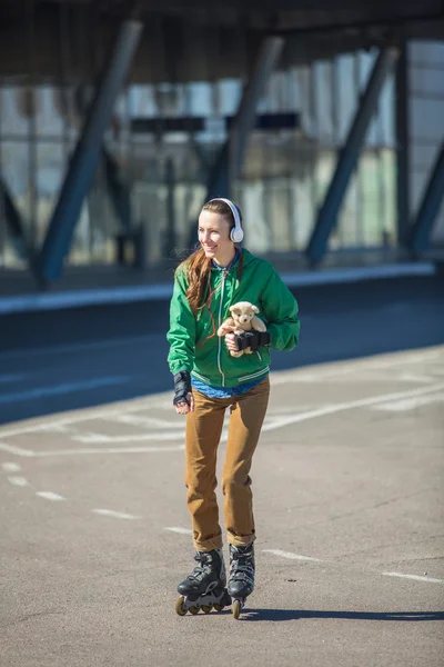 Mulher patinando no parque — Fotografia de Stock