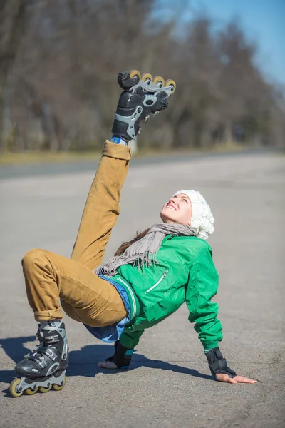 Patinage à roulettes dans le parc — Photo