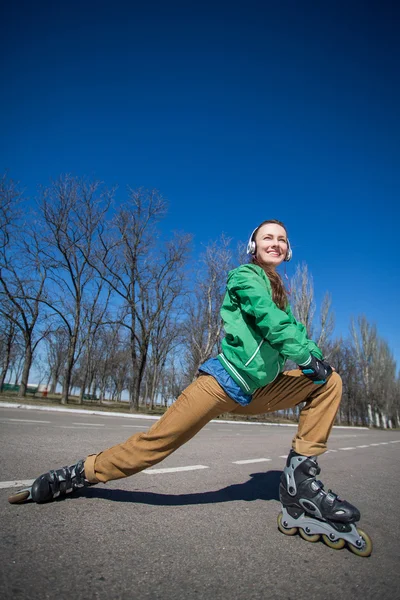 Patinage femme avec patins à roulettes — Photo