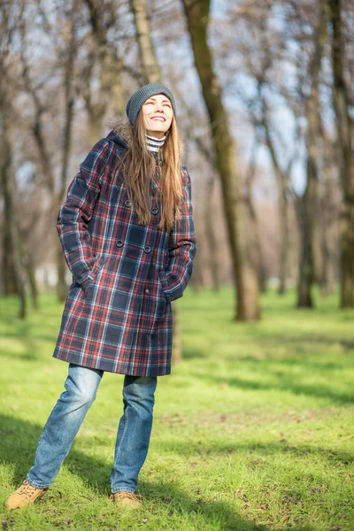 Šťastná mladá žena se těší na jaře slunečný den — Stock fotografie