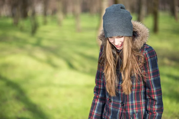 Heureuse jeune femme profitant du printemps journée ensoleillée — Photo