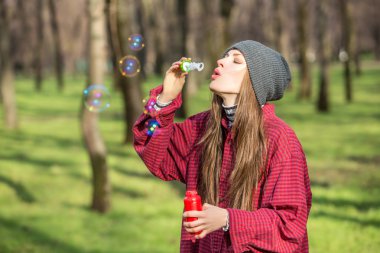 kadın üfleme kabarcıklar