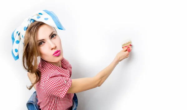 Woman paints the wall — Stock Photo, Image