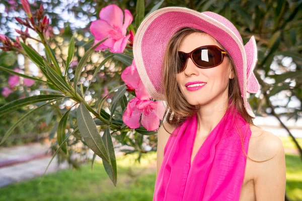 Frau in rosa — Stockfoto