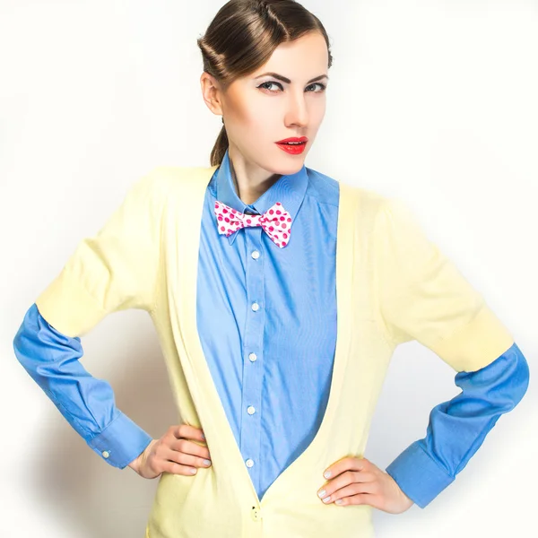 Mode vrouw dragen bowtie — Stockfoto