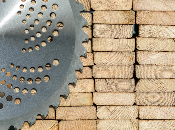 Tablones de madera y sierra circular — Foto de Stock