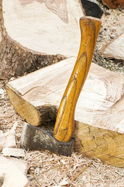 Vuur hout en oude bijl — Stockfoto