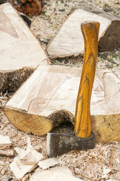Fire wood and old axe — Stock Photo, Image