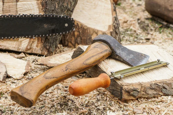 Axe and chainsaw file — Stock Photo, Image