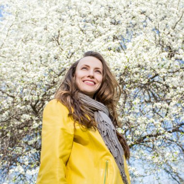 Bahçedeki güzel bahar kadını