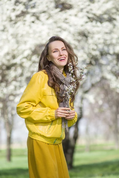 Mooie voorjaar gelukkig vrouw — Stockfoto