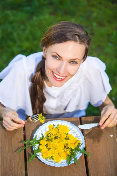 Femme drôle manger de la salade — Photo