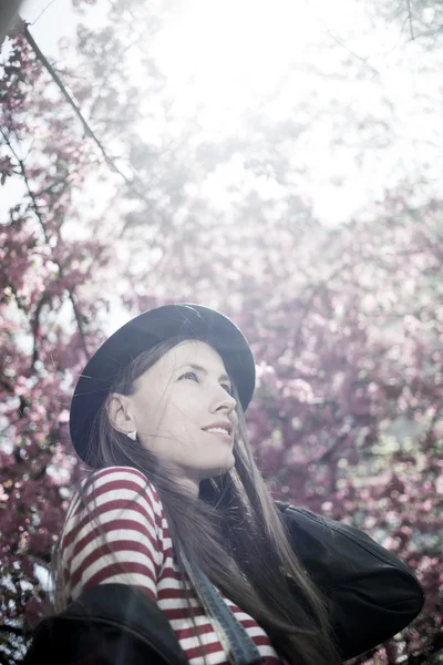 Hipster kvinna under våren — Stockfoto