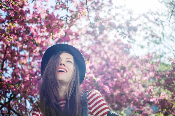 Zonnige voorjaar portret van vrouw — Stockfoto