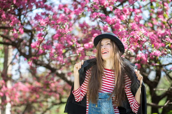 Menina hipster bonita no parque de primavera — Fotografia de Stock